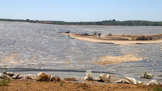 Laguna de relaves de cianuro en construcción en Minas de Corrales. El cianuro entra en régimen de admisión temporaria, pero queda como desecho en el lugar. ¿Quién se hará cargo de la herencia ambiental de Orosur cuando se retire?