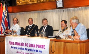 Mesa inicial del foro: de izquierda a derecha, Javier Tacks, Alfredo Caputo, Roberto Kreimerman, Martín Prats y Víctor Bacchetta.