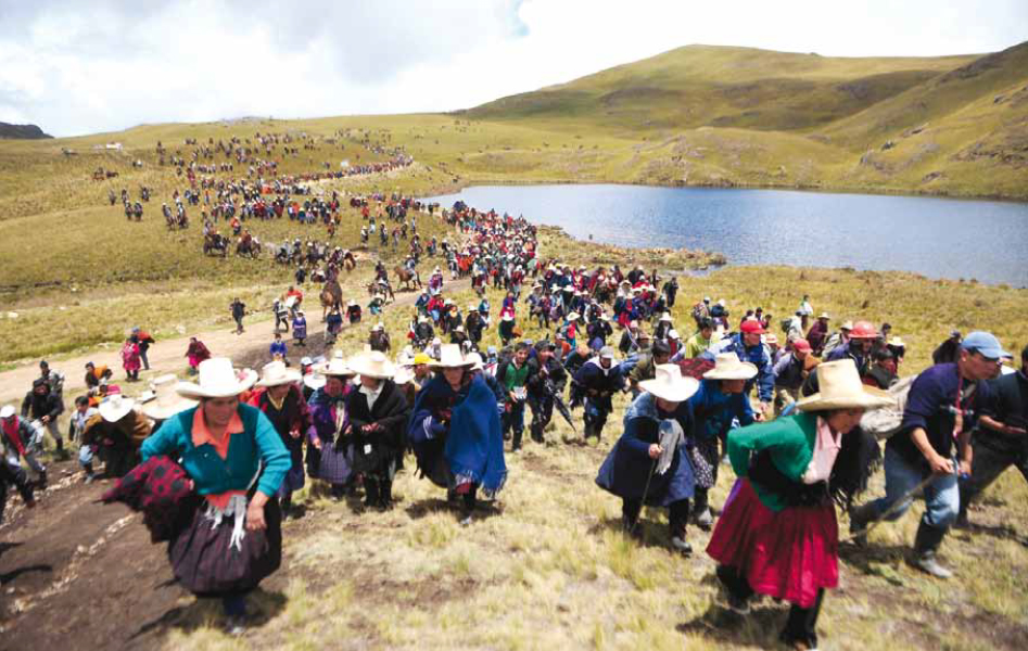 Pobladores andinos de comunidades cercanas a Conga marchan en protesta junto a la Laguna Cortada, Cajamarca, Perú / Foto AFP Ernesto Benavides.