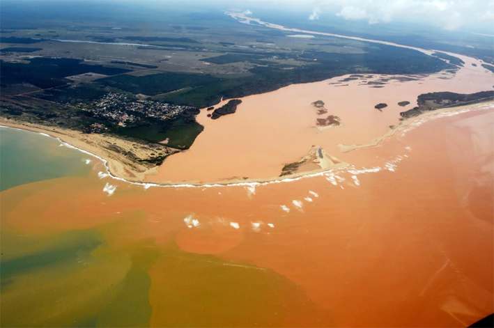 Llegada del barro contaminado al Océano Atlántico.